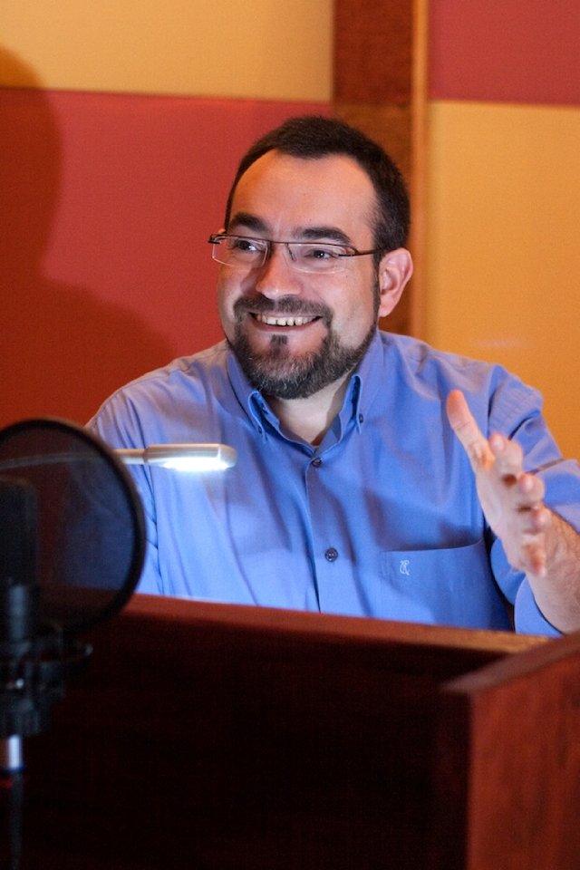 Chema Bazán directing a session at the microphone